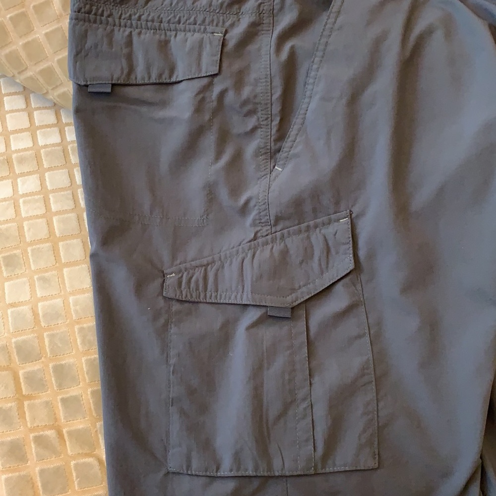 COLUMBIA OMNI-SHADE CARGO SHORTS..LIKE NEW MINT!! - Picture 12 of 12